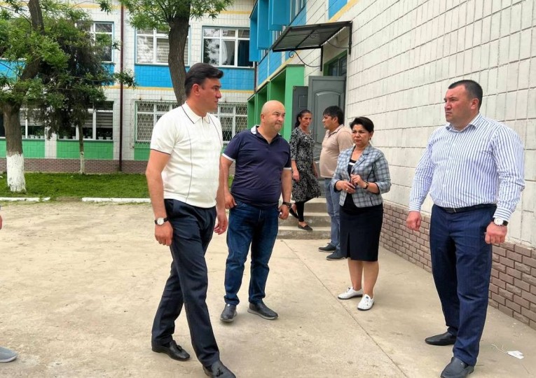 Туманимиз ҳокими бошчилигидаги махсус ишчи гуруҳ 285-умумтаълим мактабида ўрганиш ишларини олиб борди