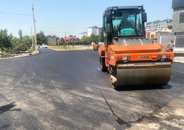 Янгиҳаётда йўлларни асфальтлаш ишлари давом этмоқда