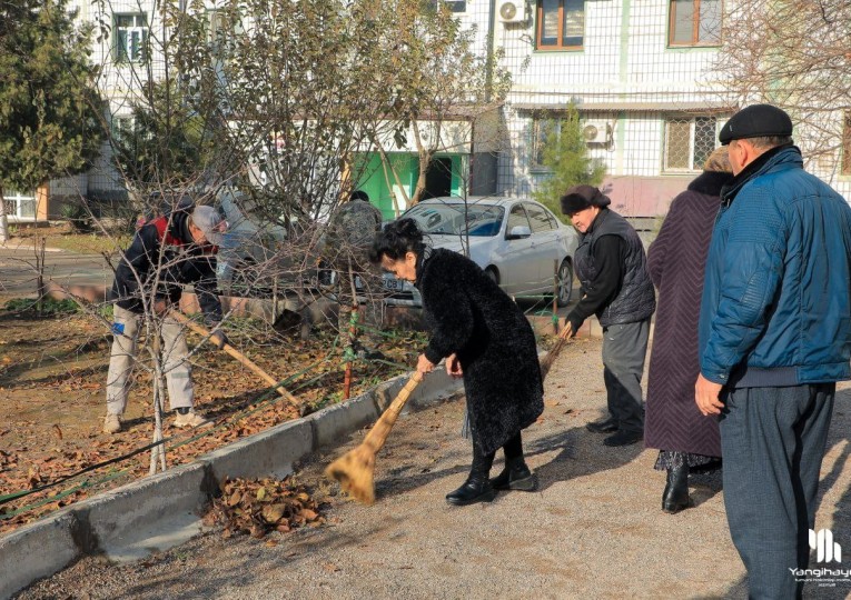 Фуқароларимиз ҳам ташаббус кўрсатиб, уйларининг ёнини чиқинди ва хазонлардан тозалашмоқда