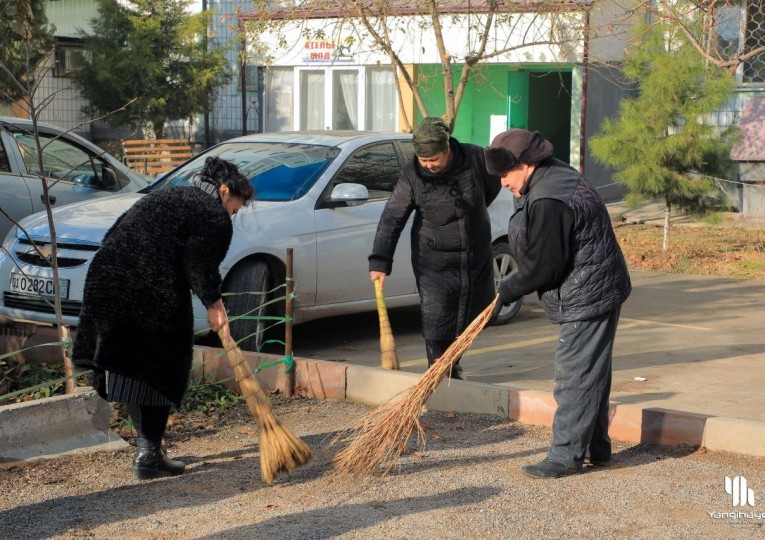 Фуқароларимиз ҳам ташаббус кўрсатиб, уйларининг ёнини чиқинди ва хазонлардан тозалашмоқда