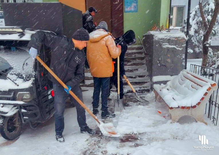 Кўп қаватли уйларнинг кириш қисми музлаган. Табиийки, бу ҳол фуқароларнинг ҳаракатланиши учун хавфли