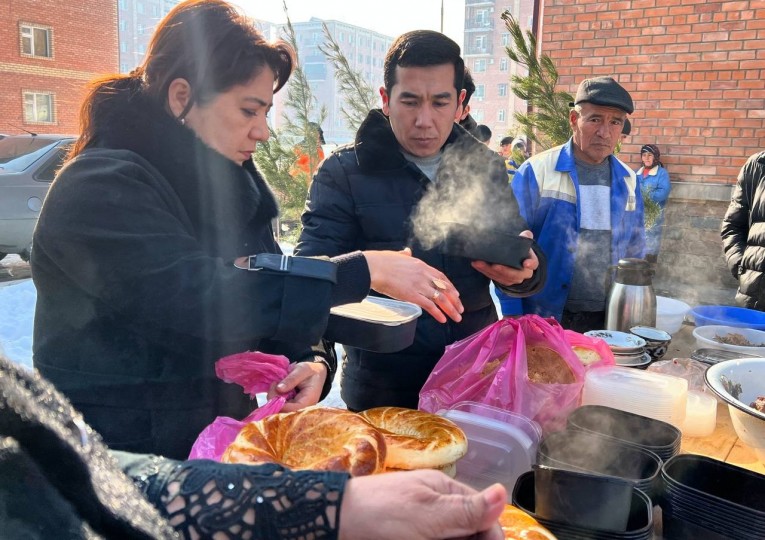 Маҳаллалардаги хотин-қизлар фаоллари ҳам аҳолининг кам таъминланган, боқувчисини йўқотган аҳоли қисмига таомлар тарқатишмоқда