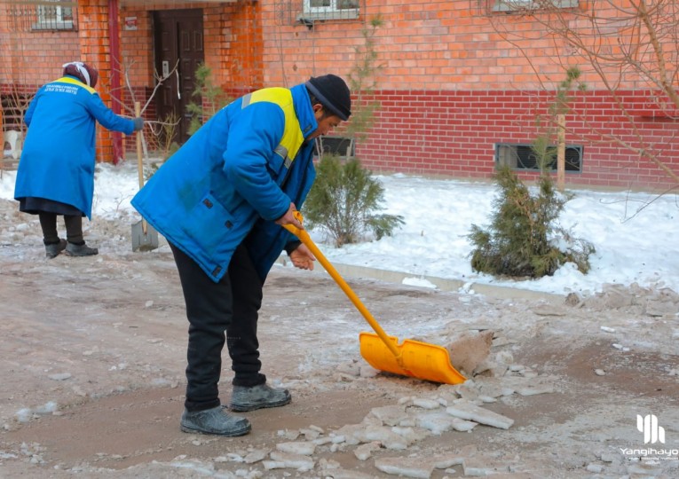 Tуманимиздаги ички кўчалар, кўп қаватли уйларнинг олд қисми музламалардан тозаланмоқда