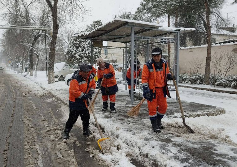 Tinimsiz qor yog'gani sababli, yo'llarni tozalash ishlari oson kechmayapti