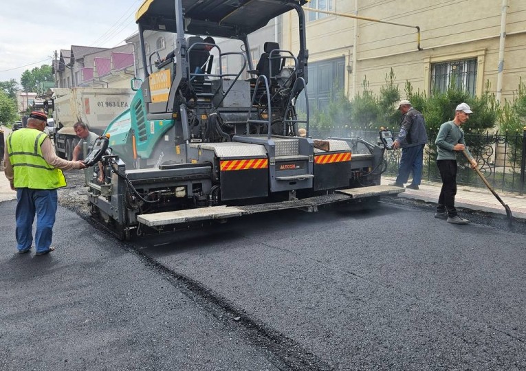  Ichki ko‘chalarni asfaltlash davom etmoqda 