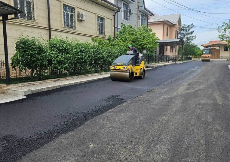  Ichki ko‘chalarni asfaltlash davom etmoqda 