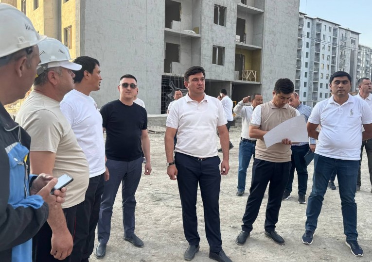Туман ҳокими Хушнуд маҳалласи кўп қаватли уйларнинг қурилиш жараёнлари билан танишди.