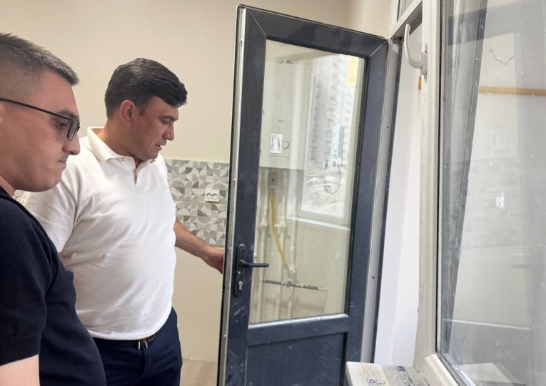 Туман ҳокими Хушнуд маҳалласи кўп қаватли уйларнинг қурилиш жараёнлари билан танишди.