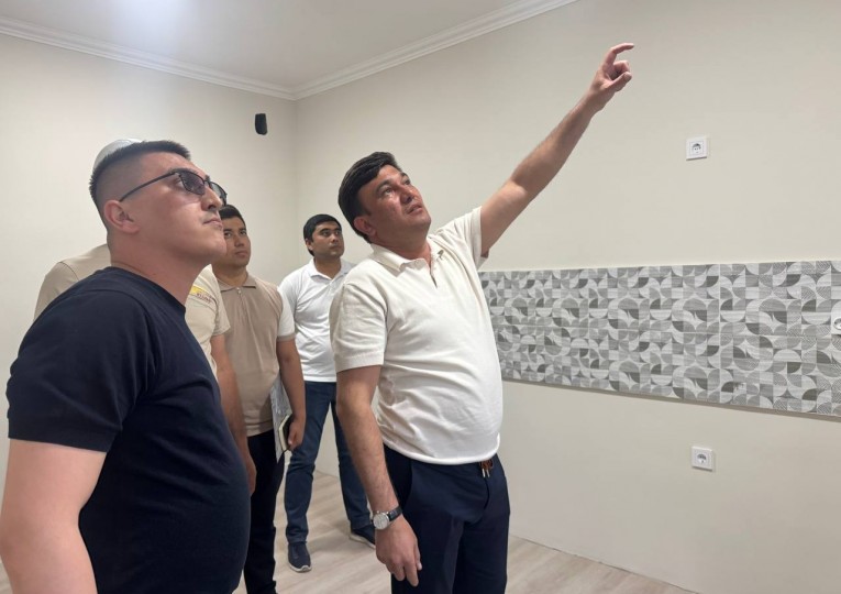 Туман ҳокими Хушнуд маҳалласи кўп қаватли уйларнинг қурилиш жараёнлари билан танишди.