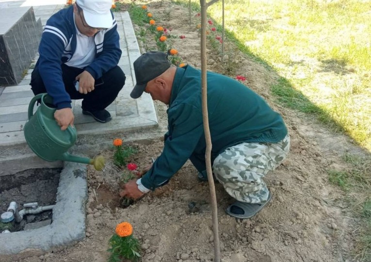 Ҳашар тадбирларида каттаю кичик бирдек иштирок этмоқда.