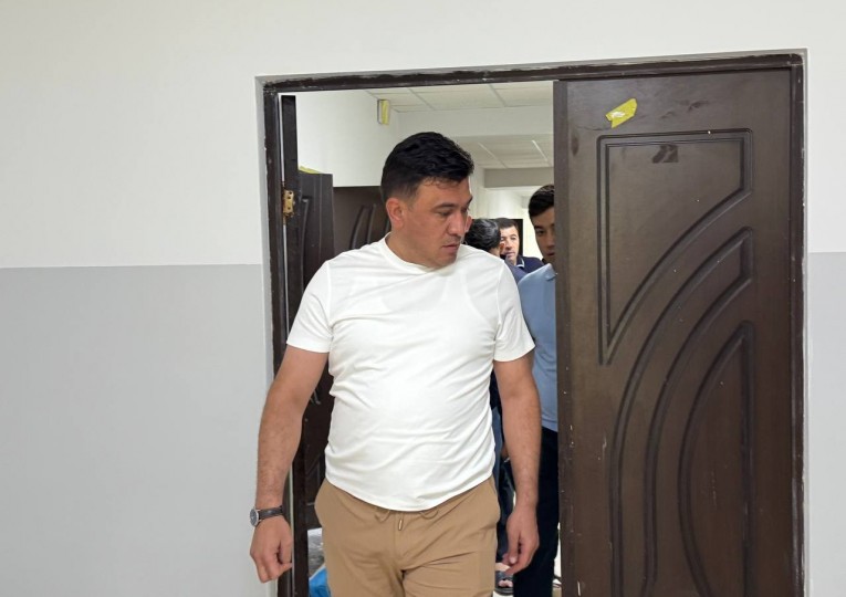 Бугун туман ҳокими туман Кўп тармоқли марказий поликлиникасида олиб борилаётган мукаммал таъмирлаш жараёнларини кўздан кечирди.