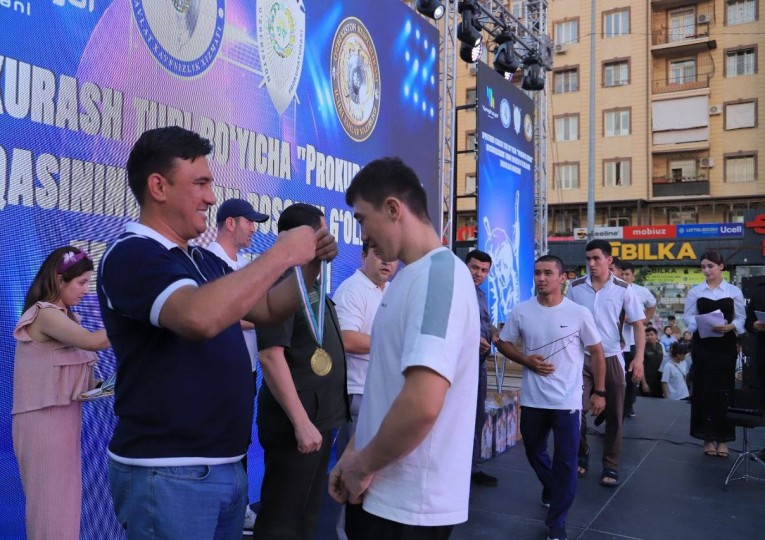Футбол бўйича 